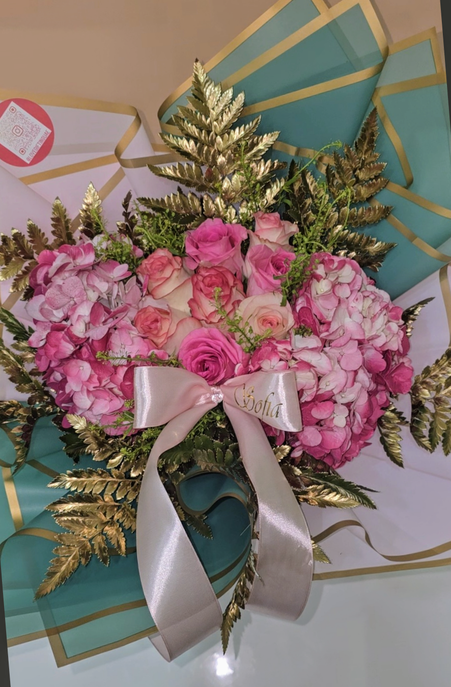 Pretty blooms in pink and gold 